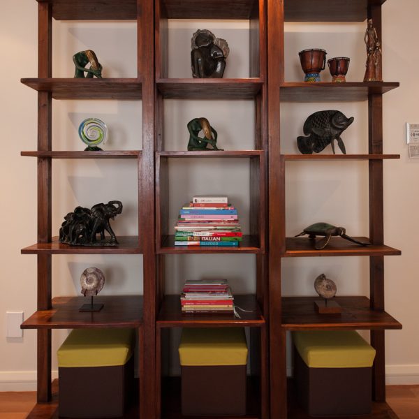 CLICK-CLACK DISPLAY SHELF