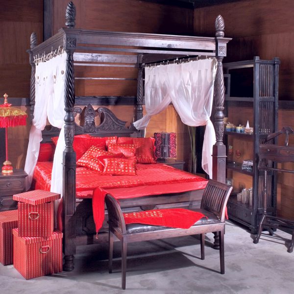 CFG EXCLUSIVE: STEPHANIE FOUR-POSTER BED